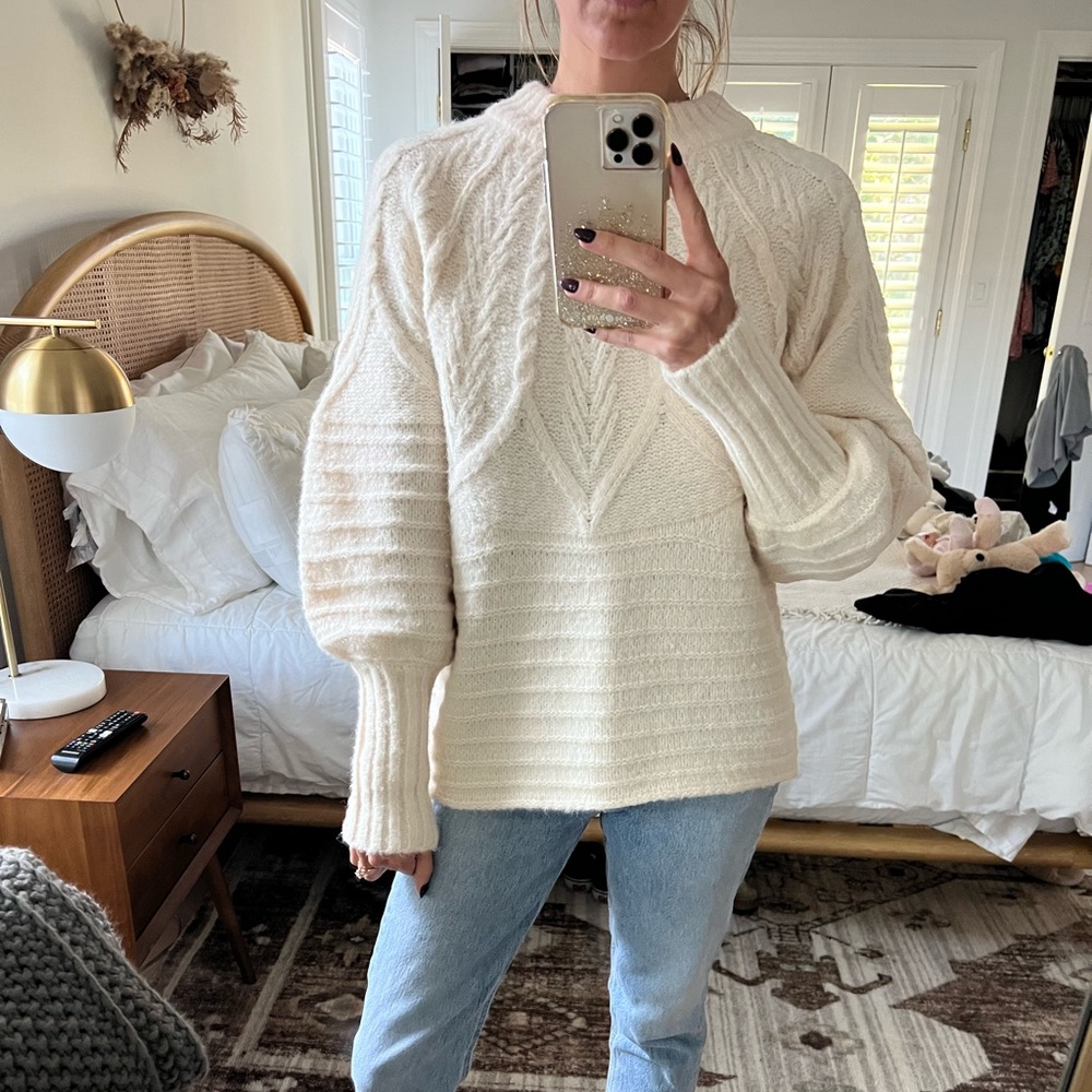Target Universal Thread cream sweater size small